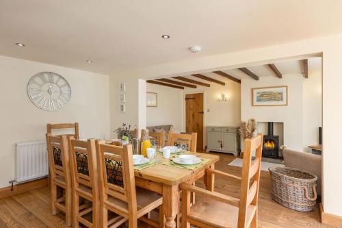 Tillers Cottage - Stone Cottage set in quaint North Yorkshire Village