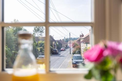 Tillers Cottage - Stone Cottage set in quaint North Yorkshire Village