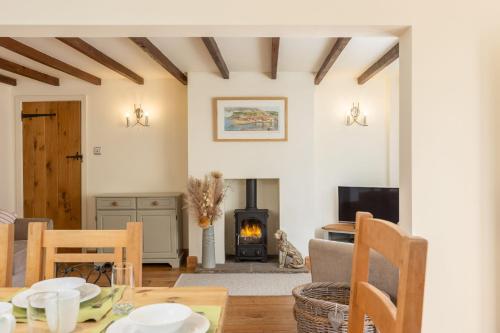 Tillers Cottage - Stone Cottage set in quaint North Yorkshire Village