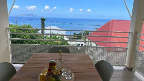 Μπαλκόνι/βεράντα, Suite Spacieuse 4 étoiles 77m2 vue mer Les Saintes (Suite Spacieuse 4 etoiles 77m2 vue mer Les Saintes) in Trois-Rivieres