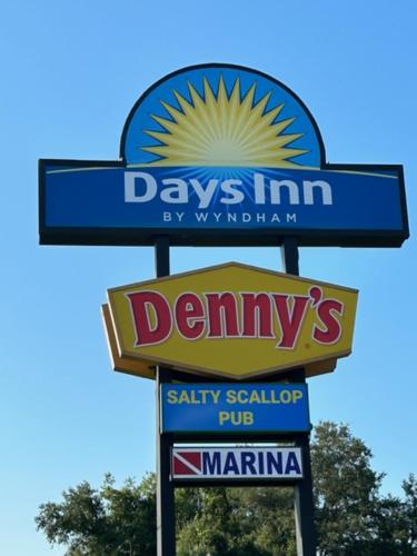 Days Inn by Wyndham Crystal River - image 12