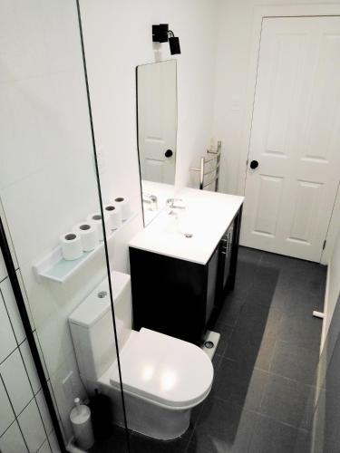 Fürdőszoba, Big family house Easy to Airport near Auckland Botanikus Kert