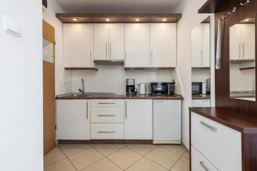 ห้องครัว, Comfy Apartments with Balcony Turystyczna Międzyzdroje by Noclegi Renters (Comfy Apartments with Balcony Turystyczna Miedzyzdroje by Noclegi Renters) in มิซซิสดรอจ