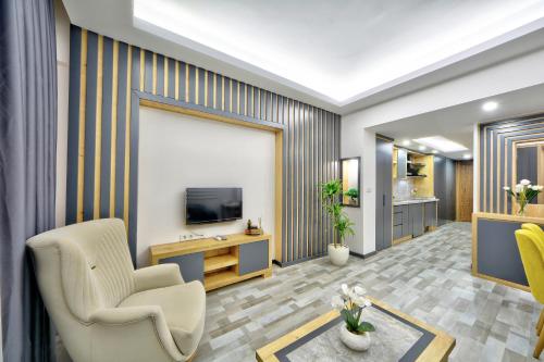 Deluxe King Room image 6