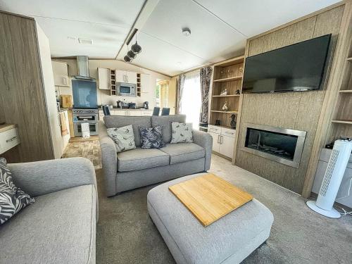 Beautiful Caravan With Decking At Carlton Meres Holiday Park, Suffolk Ref 60001m