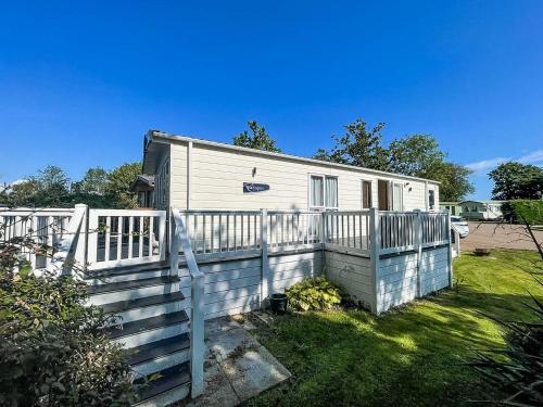 Beautiful Caravan With Decking At Carlton Meres Holiday Park, Suffolk Ref 60001m