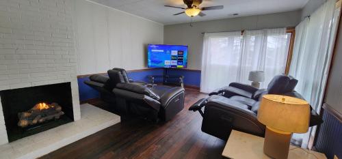SmartTV Wifi Garage Patio Workspace 2min to St Joe in Buckhannon, USA