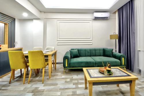 Deluxe King Room image 3