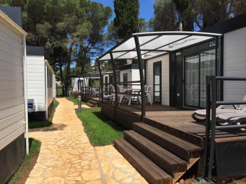 Two-Bedroom Mobile Home with Sea Side image 4
