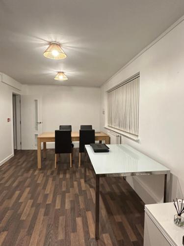 Bright, Warm & Cozy house in Harpurhey - Tap to explore photos
