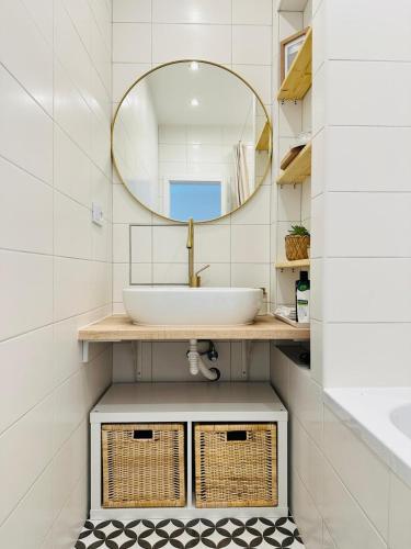 Cozy and Unique apartment near train station