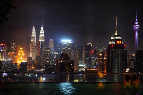 KL city 2 room in Regalia suites @ KLCC view infinity pool