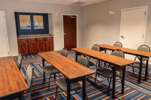 Hampton Inn & Suites Norfolk-Airport - image 11