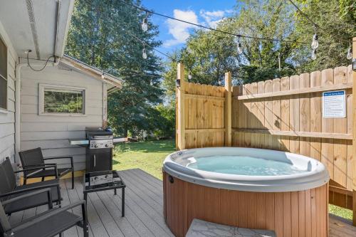 Hot Tub -King Bed -3 Miles to Downtown -Simply, Asheville
