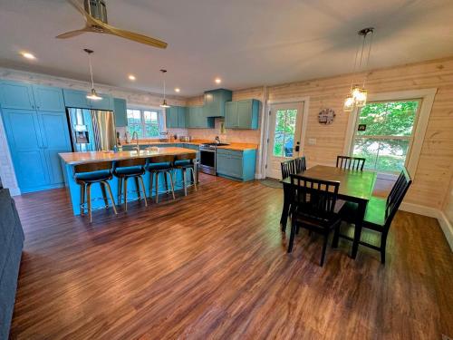 91WR Lake vibes and views at this waterfront home in the the White Mountains! Rest, relax, explore! in ไวท์ฟิลด์ (NH)