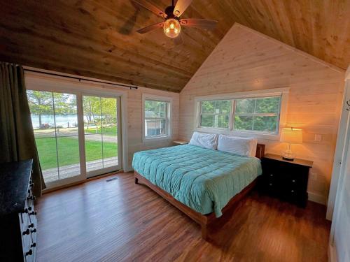 91WR Lake vibes and views at this waterfront home in the the White Mountains! Rest, relax, explore! in ไวท์ฟิลด์ (NH)