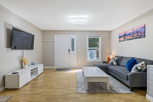 Hot Tub -King Bed -3 Miles to Downtown -Simply in Asheville, USA