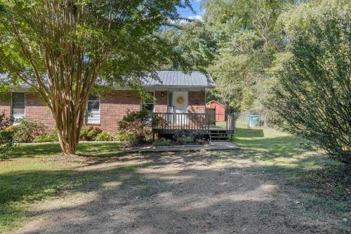 Hot Tub -King Bed -3 Miles to Downtown -Simply in Asheville, USA