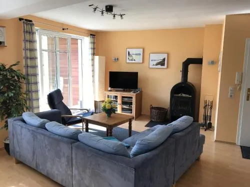 Bernsteinhaus Whg 1, strandnah mit Kamin und WLAN in Ostseebad Kölpinsee, Deutschland