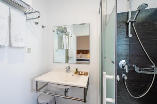 Double Room with Interior View image 5