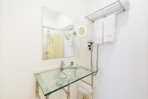 Twin Room with Street View image 3