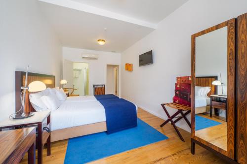Twin Room with Street View image 8