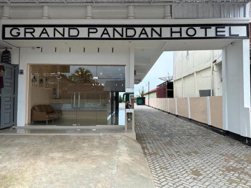 . GRAND PANDAN HOTEL