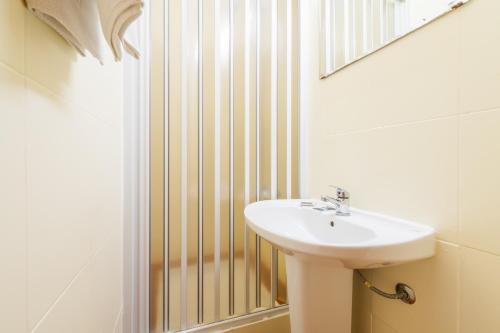 Budget Double Room with Shared Toilet image 6