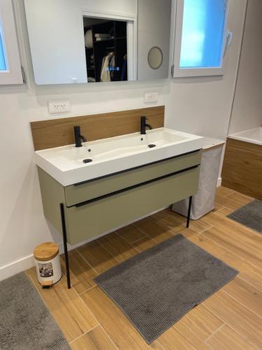 Suite Parentale Avec Salle De Bains Et Toilettes Privees - Genas