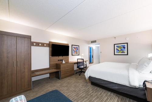 Holiday Inn Express Naperville, an IHG Hotel