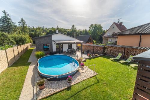 . Holiday House Adonis
