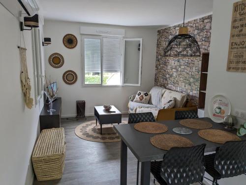 Appt dans maison individuelle Ardèche Toutes commodités à pied gîte à louer Ruoms