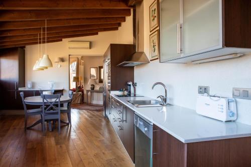 Cardona Luxury Penthouse by Duquessa Hotel Collection in คาร์โดนา