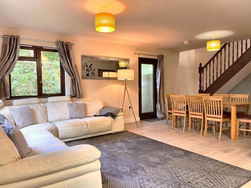 PrancingHare Lodge-Woodland Lodges-Pembrokshire