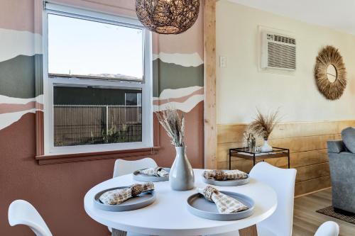 Desert Queen Hosted by Desert Beacon - Stylish One Bedroom Retreat steps from Downtown 29 Palms