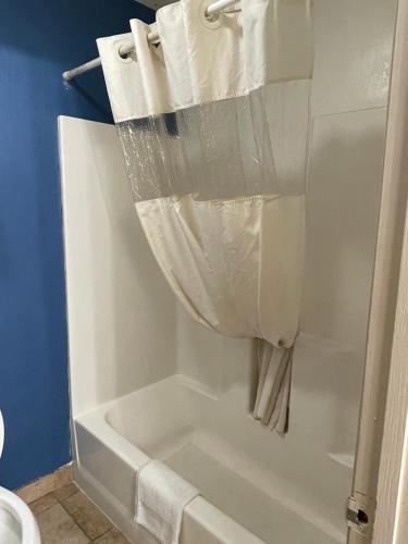 Express Inn & Suites Junction City - image 12