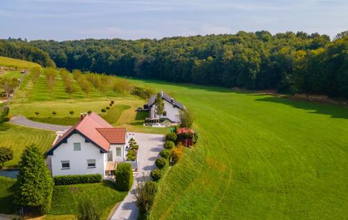 POD OREHI - Hiša na podeželju - RAZPRŠENI HOTEL Jeruzalem Slovenija