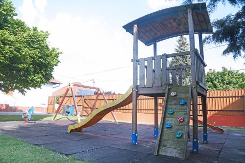 Playground, Fuzesi Papa Vendeghaza in Bölcske