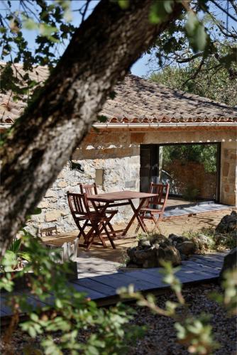 Charmante maison en pierre au coeur de la forêt