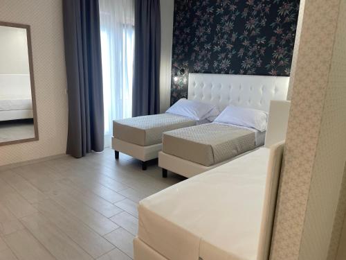 Deluxe Triple Room image 7