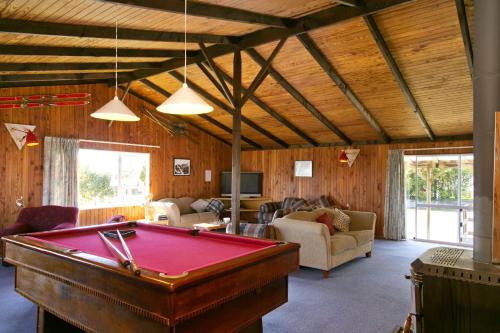 Howards Mountain Lodge Ideally located in the National Park area, Howards Mountain Lodge promises a relaxing and wonderful visit. Offering a variety of facilities and services, the property provides all you need for a good 
