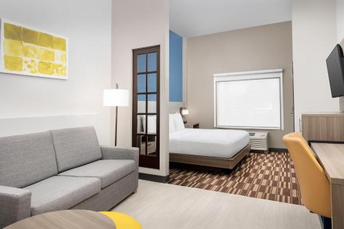 Comfort Suites Lake City - image 12