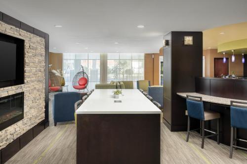 Comfort Suites Lake City - image 7