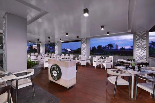 Ristorante, Hotel Neo Malioboro by ASTON in Yogyakarta