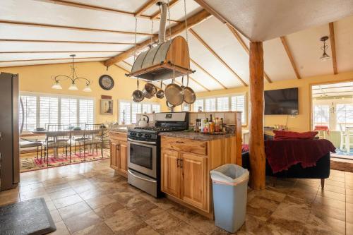 Secluded Mountain Retreat in Golden Hills (CA)