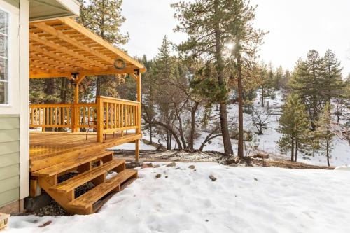 Secluded Mountain Retreat in Golden Hills (CA)