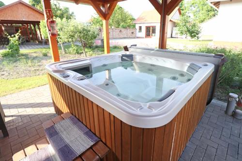 Hot tub, Fuzesi Papa Vendeghaza in Bölcske