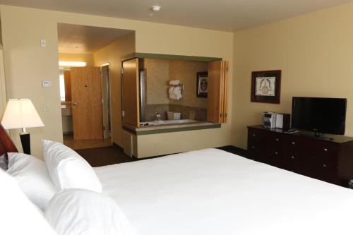 Deluxe 2-Room Suite