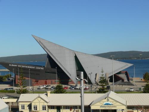 SIX DEGREES ALBANY MOTEL CBD STUDIOS