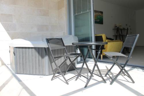 热水浴池, Beach Suite Israel- Private Jacuzzi Sea View Balcony, Off-Site Spa ביץ סוייט ישראל- ג'קוזי פרטי עם נ in 艾殊科隆